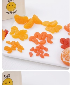 Makro-Detail von Mini-Orangenscheiben aus PVC mit realistischer Textur für Bastelarbeiten