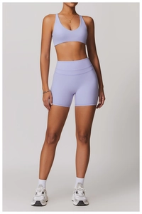 Dettaglio del reggiseno sportivo con dorso a vogatore e pantaloncini yoga a vita alta