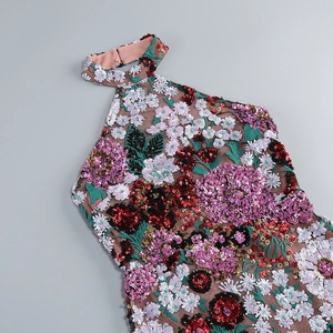 Gros plan détaillé de la broderie florale de paillettes sur la robe de soirée en tulle