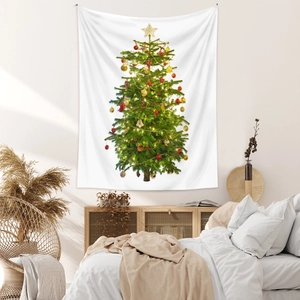 Dettaglio di un arazzo boho con albero di Natale appeso sopra il letto in camera da letto