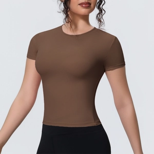Gros plan d'un t-shirt de sport marron moulant en tissu respirant pour le yoga et fitness