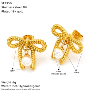 Détail de boucles d'oreilles nœud plaquées or avec perles blanches et dimensions précises