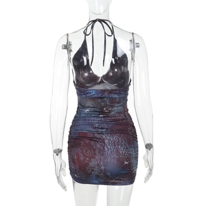 Détail du dos d'une mini robe moulante dos nu avec imprimé nébuleuse et liens au cou