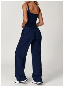 Vue arrière d'un ensemble de yoga bleu marine avec haut dos nageur et pantalon large
