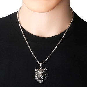 Close-up of a 3D tiger head pendant on a stainless steel chain for men's hip-hop style