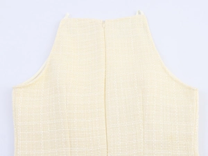 Détail de la texture en tweed beige et de la fermeture éclair invisible au dos