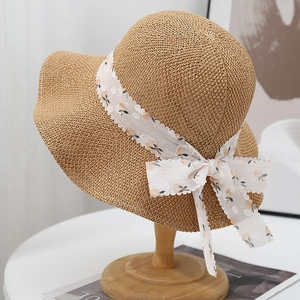 Elegante cappello da sole in maglia kaki con tesa a onde e fiocco floreale su supporto