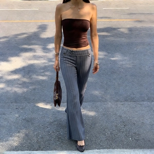 Pantalon rétro à rayures évasé gris foncé avec haut bandeau marron pour un style ajusté