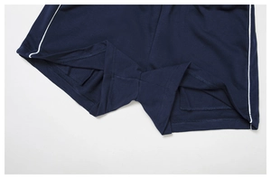 Détail du short de sport bleu marine montrant la doublure intérieure et le liseré blanc