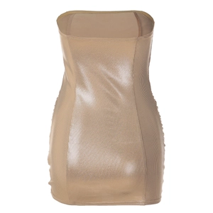 Détail du tissu en maille métallique dorée sur une mini robe bustier sexy