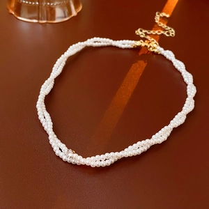 Dettaglio del bracciale a due strati di perle con chiusura dorata e perla con diamante