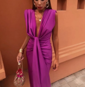 Détail de robe longue en satin violet avec décolleté en V et nœud drapé à la taille