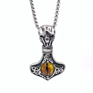 Détail du pendentif Mjolnir Viking avec motif crâne et incrustation d'œil de dragon jaune