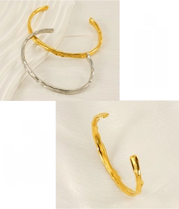 Dettaglio della texture martellata su bracciali in acciaio al titanio placcati oro 18K e argento