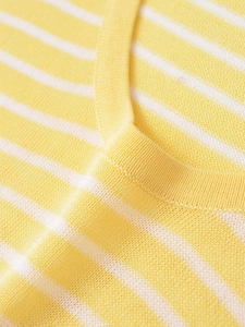 Detailaufnahme des gelb-weiß gestreiften Strickstoffs und der Ausschnittverarbeitung