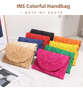 Dettaglio di pochette a busta in paglia intrecciata a mano in 9 vivaci colori estivi in stile INS