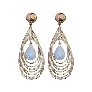 Elegante goldene mehrlagige Tropfenohrringe mit blauer Perle für Damen