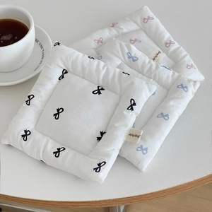 Three-piece thick quilted bow pattern cotton coasters with jump for joy woven labels