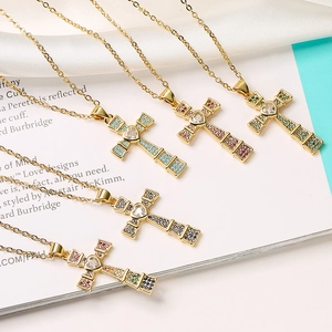 Elegante 18K vergoldete Kreuzhalsketten mit Herz-Zirkonia auf weißer Seide und Magazin