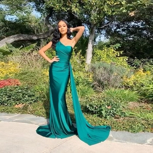 Elegant emerald green one-shoulder satin mermaid evening gown with flowing side tassel