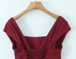 Détail d'une robe rouge foncé avec dos nu et laçage croisé ajustable pour un look chic