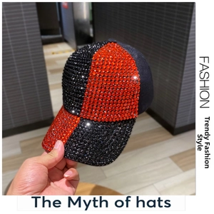 Dettaglio ravvicinato di paillettes e strass fatti a mano su cappello baseball nero arancio
