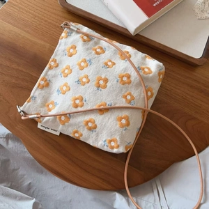Petit sac bandoulière rétro en toile avec broderie florale et sangle en cuir