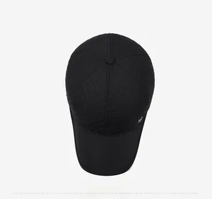 Vue de dessus d'une casquette d'hiver pour homme avec matelassage noir et bouton supérieur