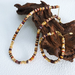 Handgefertigtes Set aus Halskette und Armband mit Natursteinperlen und robustem Edelstahl