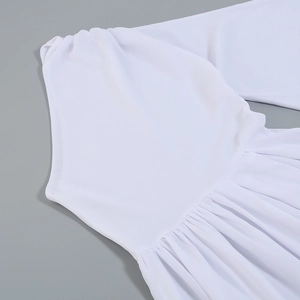 Detail des weißen Falten-Ausschnitts am Chiffonkleid mit feiner Verarbeitung