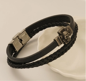 Detailansicht eines Herren-Lederarmbands mit silbernem Totenkopf und Edelstahlverschluss