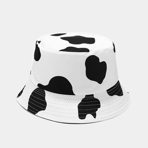 Détail du chapeau bob à motif vache noir et blanc avec coutures renforcées sur le bord