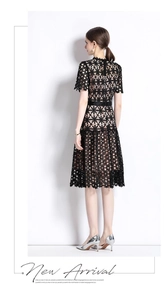 Détail d'une robe midi en dentelle brodée noire avec ceinture et coupe trapèze