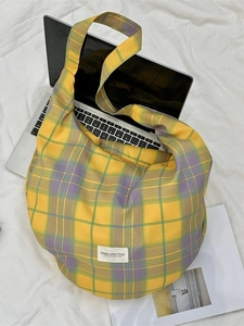 Sac hobo en toile à carreaux jaunes avec intérieur spacieux et large bandoulière