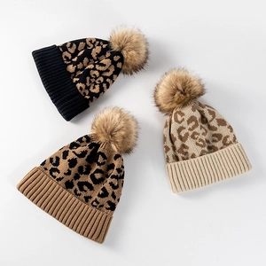 Trois bonnets en tricot léopard avec pompon en fausse fourrure et revers épais pour l'hiver