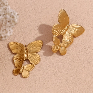 Retro butterfly earrings in 18K gold-plated stainless steel with intricate textures