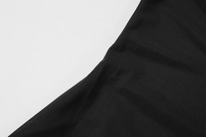 Détail en gros plan de la texture du tissu en maille noire respirante de cette robe sexy