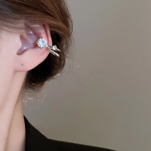 Vue détaillée d'une boucle d'oreille double en argent avec zircon brillant sur le mannequin