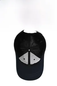 Détail de la boucle métallique et des coutures respirantes à l'intérieur de la casquette