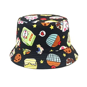Dettaglio cappello bucket nero per bambini con stampe di cupcake e latte cartoon