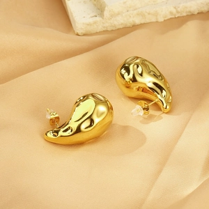 Boucles d'oreilles goutte d'eau creuses irrégulières plaquées or 18 carats sur soie