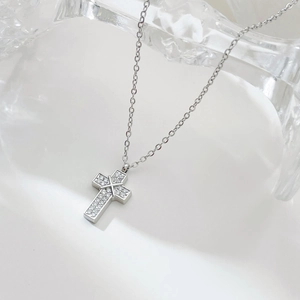 Collier avec pendentif croix en argent serti de zircons sur une chaîne élégante
