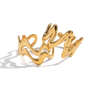 Bracelet jonc doré aux lignes ondulées irrégulières et finition miroir minimaliste
