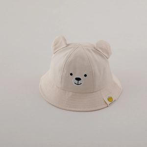 Détail d'un chapeau de soleil en coton pour bébé avec oreilles d'ours et broderie