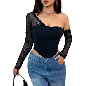 Détail de la manche en dentelle noire et texture corset sur ce haut cintré asymétrique