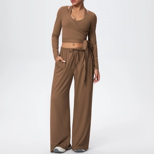 Détail de l'ensemble de yoga marron café avec haut court à nouer et pantalon large