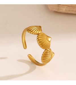 Macro di tre motivi a conchiglia dorata su un anello regolabile dal design minimalista