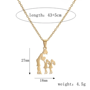 Vue détaillée du pendentif doré avec spécifications de taille et poids pour collier maman