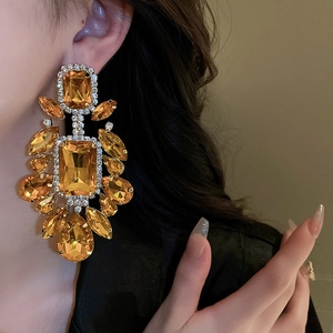 Orecchini vintage con pietre ambrate e strass brillanti per uno stile lussuoso