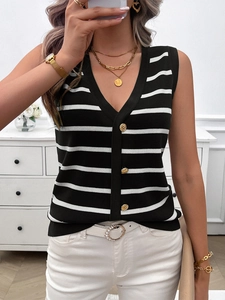 Gilet in maglia con scollo a V con strisce bianche e nere e bottoni dorati decorativi